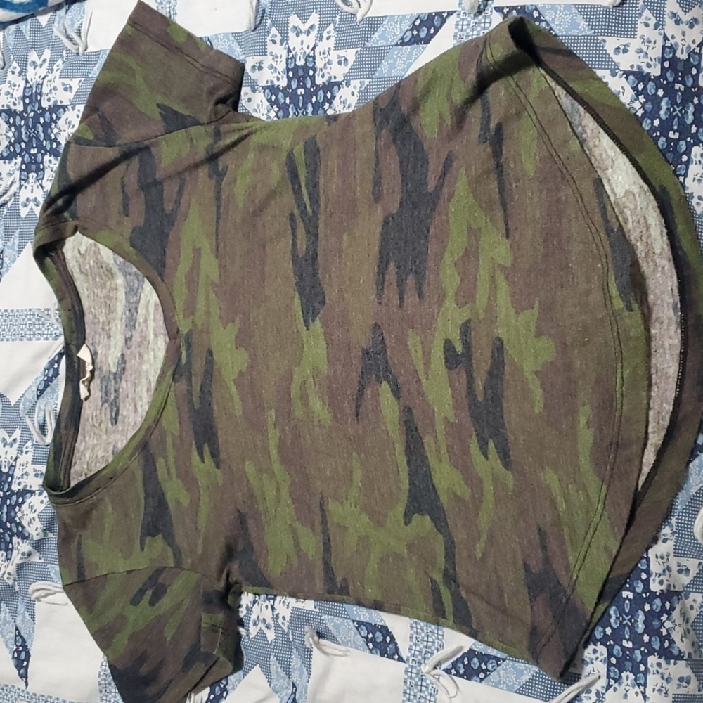 Camo T-shirt 78 & Sunny Size Small